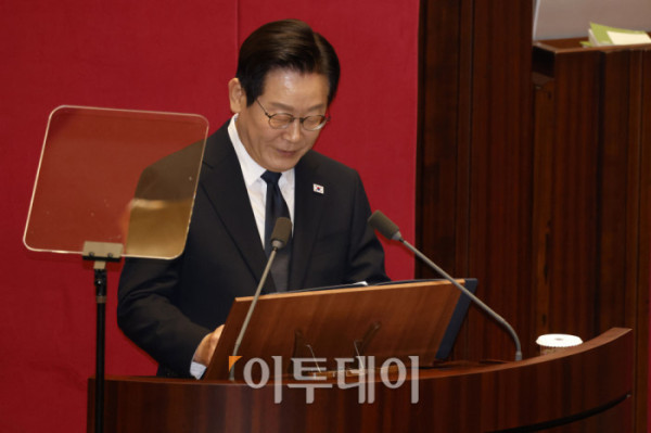 ▲이재명 대통령이 4일 서울 여의도 국회 본회의에서 내년도 정부 예산안에 대한 시정연설을 하며 미소짓고 있다. 고이란 기자 photoeran@