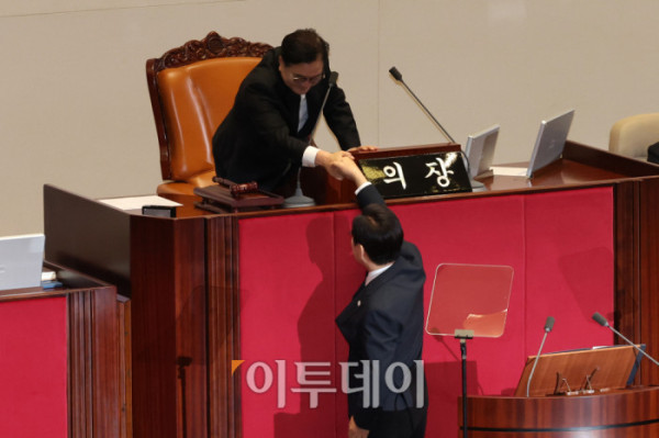 ▲이재명 대통령이 4일 서울 여의도 국회 본회의에서 내년도 정부 예산안에 대한 시정연설을 마치고 우원식 국회의장과 악수하고 있다. 고이란 기자 photoeran@