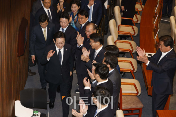 ▲이재명 대통령이 4일 서울 여의도 국회 본회의에서 내년도 정부 예산안에 대한 시정연설을 마치고 여당 의원들의 박수를 받으며 퇴장하고 있다. 고이란 기자 photoeran@