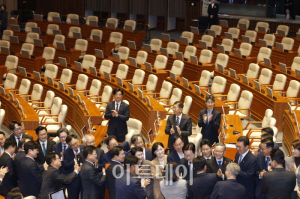 ▲이재명 대통령이 4일 서울 여의도 국회 본회의에서 내년도 정부 예산안에 대한 시정연설을 위해 회의장에 입장하고 있다. 더불어민주당 의원들은 박수를 치며 이 대통령을 맞이하고 국민의힘 의원들은 시정연설에 불참했다. 고이란 기자 photoeran@ 