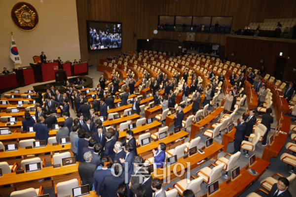 ▲이재명 대통령이 4일 서울 여의도 국회 본회의에서 내년도 정부 예산안에 대한 시정연설을 마치고 여당 의원들의 박수를 받으며 퇴장하고 있다. 이날 국민의힘은 시정연설에 불참했다. 고이란 기자 photoeran@