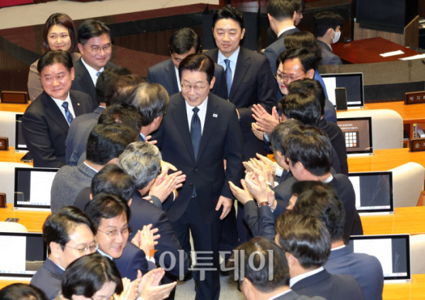 ▲이재명 대통령이 4일 서울 여의도 국회 본회의에서 내년도 정부 예산안에 대한 시정연설을 마치고 의원들의 박수를 받으며 퇴장하고 있다.