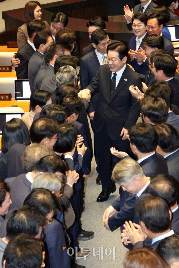 ▲이재명 대통령이 4일 서울 여의도 국회 본회의에서 내년도 정부 예산안에 대한 시정연설을 마치고 의원들의 박수를 받으며 퇴장하고 있다.