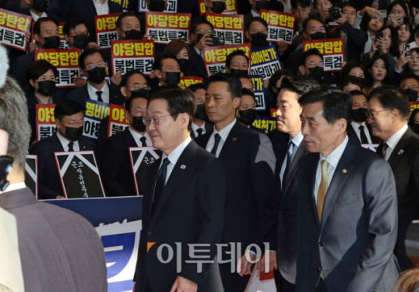 ▲이재명 대통령이 4일 오전 서울 여의도 국회에서 시정연설을 위해 이동하는 가운데 국민의힘 의원들이 검은 양복과 넥타이를 메고 마스크를 착용한 채 침묵시위를 하고 있다. 고이란 기자 photoeran@