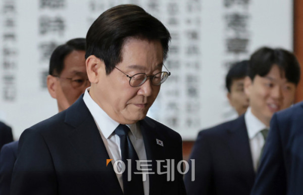 ▲이재명 대통령이 4일 오전 서울 여의도 국회에서 시정연설을 위해 본회의장으로 이동하고 있다. 고이란 기자 photoeran@