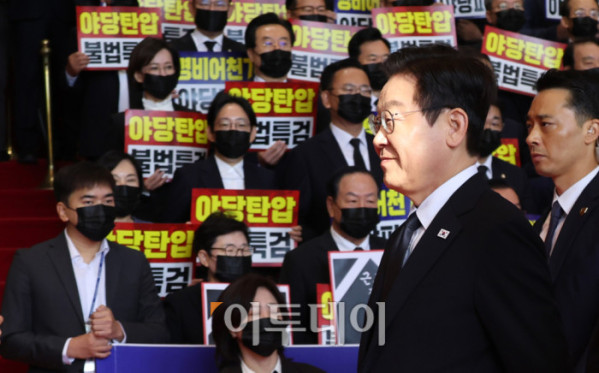 ▲이재명 대통령이 4일 내년도 정부 예산안에 대한 시정연설을 하기 위해 서울 여의도 국회에 도착, 피케팅 시위를 벌이고 있는 국민의힘 의원들에게 인사한뒤 이동하고 있다. 고이란 기자 photoeran@