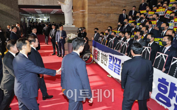 ▲이재명 대통령이 4일 오전 서울 여의도 국회에서 열린 2026년도 예산안 및 기금운용계획안 대통령 시정연설에 참석하며 국민의힘 의원들의 피켓팅을 바라보고 있다. 고이란 기자 photoeran@