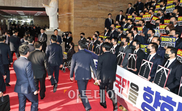 ▲이재명 대통령이 4일 오전 서울 여의도 국회에서 열린 2026년도 예산안 및 기금운용계획안 대통령 시정연설에 참석하며 국민의힘 의원들의 피켓팅을 뒤로하고 승강기로 향하고 있다. 고이란 기자 photoeran@