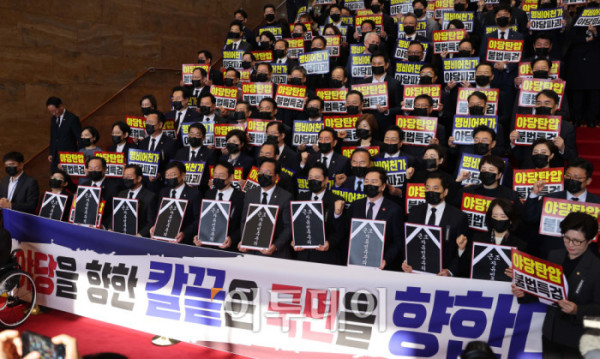 ▲국민의힘 장동혁 대표와 송언석 원내대표를 비롯한 의원들이 4일 서울 여의도 국회 로텐더홀 계단에서 "명비어천가 야당파괴", "야당탄압 불법특검"이라고 적힌 피켓을 들고 구호를 외치고 있다. 고이란 기자 photoeran@