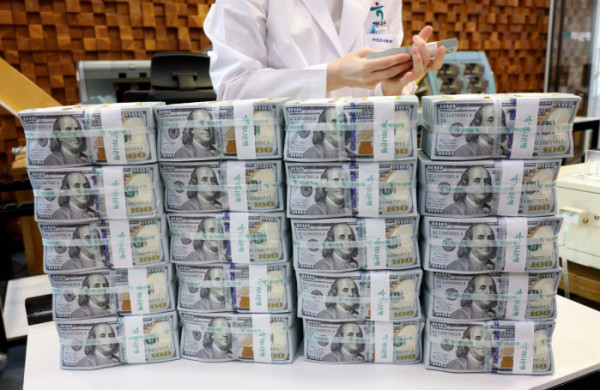 ▲5일 한국은행이 발표한 '2025년 10월 말 외환보유액'에 따르면 지난달 말 기준 외환보유액은 4288억2000만 달러로 직전달(4220억2000만 달러) 대비 68억 달러 증가했다. 지난 6월 석 달만에 반등한 후 다섯달 째 상승세를 이어갔다. 2023년 1월(4299억7000만 달러) 이후 최대 규모다. 미국 증시 호조 등에 운용 수익이 늘어난 데다 외평채 신규 발행 등의 영향이 작용했다. 9월 세계 외환보유액 순위는 7개월 만에 홍콩을 제치고 9위를 탈환했다. 이날 서울 중구 하나은행 위변조대응센터에서 관계자가 보유중인 달러를 정리하고 있다. 신태현 기자 holjjak@