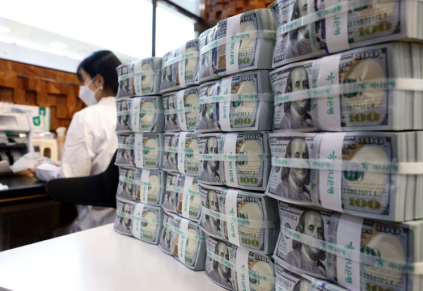 ▲5일 한국은행이 발표한 '2025년 10월 말 외환보유액'에 따르면 지난달 말 기준 외환보유액은 4288억2000만 달러로 직전달(4220억2000만 달러) 대비 68억 달러 증가했다. 지난 6월 석 달만에 반등한 후 다섯달 째 상승세를 이어갔다. 2023년 1월(4299억7000만 달러) 이후 최대 규모다. 미국 증시 호조 등에 운용 수익이 늘어난 데다 외평채 신규 발행 등의 영향이 작용했다. 9월 세계 외환보유액 순위는 7개월 만에 홍콩을 제치고 9위를 탈환했다. 이날 서울 중구 하나은행 위변조대응센터에서 관계자가 보유중인 달러를 정리하고 있다. 신태현 기자 holjjak@