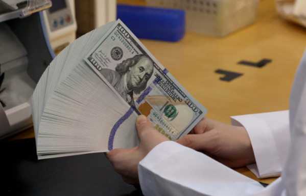 ▲5일 한국은행이 발표한 '2025년 10월 말 외환보유액'에 따르면 지난달 말 기준 외환보유액은 4288억2000만 달러로 직전달(4220억2000만 달러) 대비 68억 달러 증가했다. 지난 6월 석 달만에 반등한 후 다섯달 째 상승세를 이어갔다. 2023년 1월(4299억7000만 달러) 이후 최대 규모다. 미국 증시 호조 등에 운용 수익이 늘어난 데다 외평채 신규 발행 등의 영향이 작용했다. 9월 세계 외환보유액 순위는 7개월 만에 홍콩을 제치고 9위를 탈환했다. 이날 서울 중구 하나은행 위변조대응센터에서 관계자가 보유중인 달러를 정리하고 있다. 신태현 기자 holjjak@