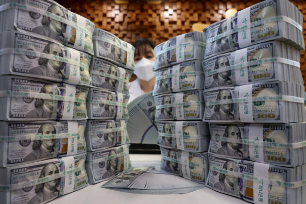 ▲5일 한국은행이 발표한 '2025년 10월 말 외환보유액'에 따르면 지난달 말 기준 외환보유액은 4288억2000만 달러로 직전달(4220억2000만 달러) 대비 68억 달러 증가했다. 지난 6월 석 달만에 반등한 후 다섯달 째 상승세를 이어갔다. 2023년 1월(4299억7000만 달러) 이후 최대 규모다. 미국 증시 호조 등에 운용 수익이 늘어난 데다 외평채 신규 발행 등의 영향이 작용했다. 9월 세계 외환보유액 순위는 7개월 만에 홍콩을 제치고 9위를 탈환했다. 이날 서울 중구 하나은행 위변조대응센터에서 관계자가 보유중인 달러를 정리하고 있다. 신태현 기자 holjjak@