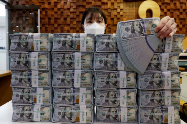 ▲5일 한국은행이 발표한 '2025년 10월 말 외환보유액'에 따르면 지난달 말 기준 외환보유액은 4288억2000만 달러로 직전달(4220억2000만 달러) 대비 68억 달러 증가했다. 지난 6월 석 달만에 반등한 후 다섯달 째 상승세를 이어갔다. 2023년 1월(4299억7000만 달러) 이후 최대 규모다. 미국 증시 호조 등에 운용 수익이 늘어난 데다 외평채 신규 발행 등의 영향이 작용했다. 9월 세계 외환보유액 순위는 7개월 만에 홍콩을 제치고 9위를 탈환했다. 이날 서울 중구 하나은행 위변조대응센터에서 관계자가 보유중인 달러를 정리하고 있다. 신태현 기자 holjjak@