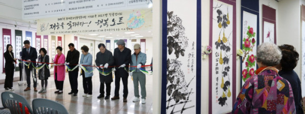 ▲‘2025 어르신 작품전시회’ 커팅식과 작품을 관람하는 모습.(동대문노인종합복지관)