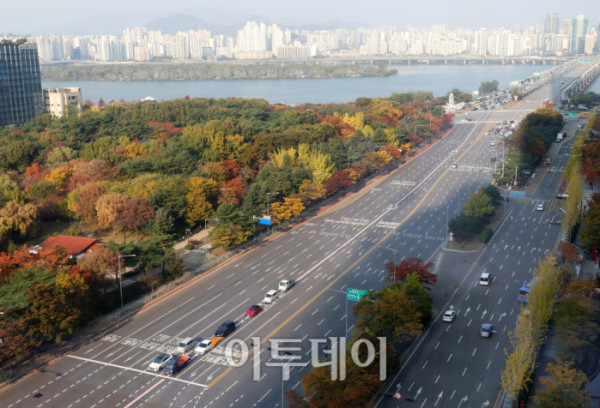 ▲절기상 입동(立冬)을 맞은 7일 서울 여의도 일대가 단풍으로 붉게 물들며 가을의 정취를 물씬 풍기고 있다. 겨울의 시작을 알리는 절기지만, 이날 서울을 비롯한 전국 대부분 지역은 낮 최고기온이 17~22도로 온화한 가을 날씨를 보이고 있다. 고이란 기자 photoeran@ (이투데이DB)