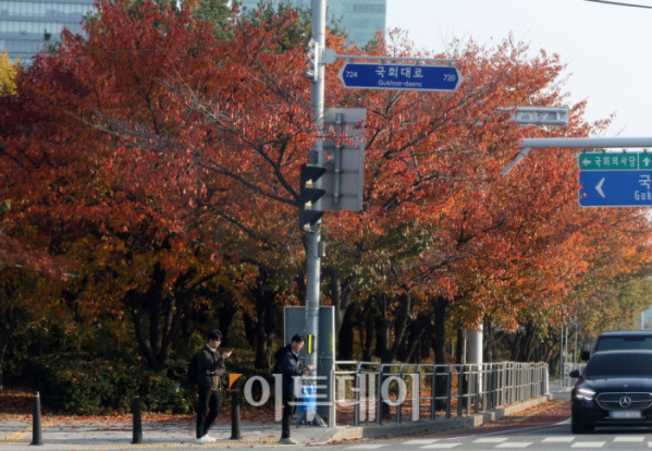 ▲절기상 입동(立冬)을 맞은 7일 서울 여의도 일대가 단풍으로 붉게 물들며 가을의 정취를 물씬 풍기고 있다. 겨울의 시작을 알리는 절기지만, 이날 서울을 비롯한 전국 대부분 지역은 낮 최고기온이 17~22도로 온화한 가을 날씨를 보이고 있다. 고이란 기자 photoeran@ (이투데이DB)