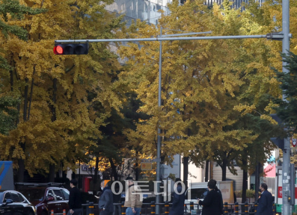 ▲절기상 입동(立冬)을 맞은 7일 서울 여의도 일대가 단풍으로 붉게 물들며 가을의 정취를 물씬 풍기고 있다. 겨울의 시작을 알리는 절기지만, 이날 서울을 비롯한 전국 대부분 지역은 낮 최고기온이 17~22도로 온화한 가을 날씨를 보이고 있다. 고이란 기자 photoeran@ (이투데이DB)