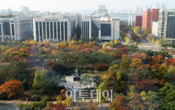 ▲절기상 입동(立冬)을 맞은 7일 서울 여의도 일대가 단풍으로 붉게 물들며 가을의 정취를 물씬 풍기고 있다. 겨울의 시작을 알리는 절기지만, 이날 서울을 비롯한 전국 대부분 지역은 낮 최고기온이 17~22도로 온화한 가을 날씨를 보이고 있다. 고이란 기자 photoeran@ (이투데이DB)