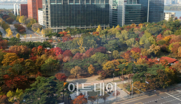 ▲절기상 입동(立冬)을 맞은 7일 서울 여의도 일대가 단풍으로 붉게 물들며 가을의 정취를 물씬 풍기고 있다. 겨울의 시작을 알리는 절기지만, 이날 서울을 비롯한 전국 대부분 지역은 낮 최고기온이 17~22도로 온화한 가을 날씨를 보이고 있다. 고이란 기자 photoeran@ (이투데이DB)