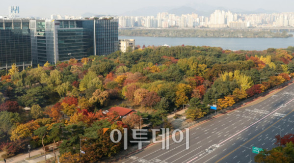 ▲절기상 입동(立冬)을 맞은 7일 서울 여의도 일대가 단풍으로 붉게 물들며 가을의 정취를 물씬 풍기고 있다. 겨울의 시작을 알리는 절기지만, 이날 서울을 비롯한 전국 대부분 지역은 낮 최고기온이 17~22도로 온화한 가을 날씨를 보이고 있다. 고이란 기자 photoeran@ (이투데이DB)