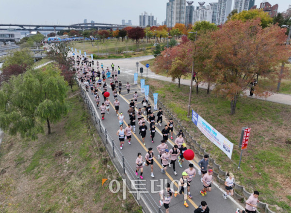 ▲8일 서울 광진구 뚝섬한강공원 수변무대 일대에서 열린 ‘제1회 스타와 함께하는 기부런’에서 참가자들이 힘차게 출발하고 있다. 이투데이가 주최한 이번 행사는 '달리기를 통해 건강과 상생의 문화를 만들자'는 슬로건 아래, 시민들의 일상 속 스포츠 활동을 기부와 연결해 사회적 가치를 창출하기 위해 마련됐다. 평소 많은 기부와 선행을 하며 선한 영향력 확산에 앞장서는 가수 션 등과 시민 5000여 명이 함께한 ‘스타와 함께하는 기부런’ 지원금과 수익금은 루게릭 환우를 위해 ‘승일희망재단’에 기부된다. 신태현 기자 holjjak@ (이투데이DB)