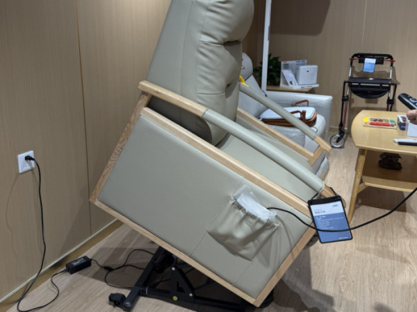 ▲노인이 낙상의 위험 없이 기립할 수 있도록 고안된 전동소파의 작동 모습.(이준호 기자)