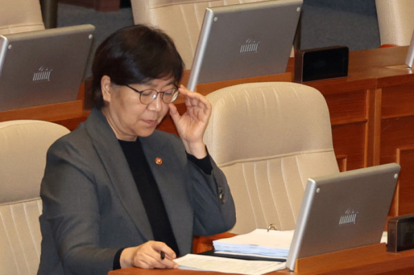 ▲정은경 보건복지부 장관이 26일 서울 여의도 국회에서 열린 본회의에 참석하고 있다. 고이란 기자 photoeran@(이투데이DB)