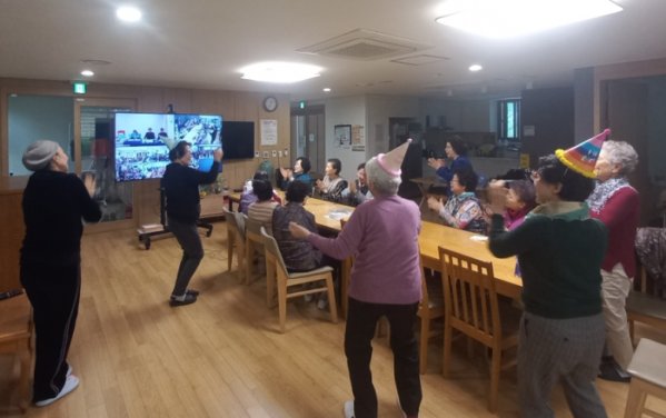 ▲송파구 내 한 경로당 어르신들이 온라인 화상 플랫폼을 통해 서로 연결된 화면을 바라보며 노래를 함께 즐기고 있다.(문정노인종합복지관 제공)
