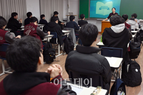 ▲2026학년도 대학수학능력시험을 하루 앞둔 12일 서울 종로구 중앙고등학교에서 고3 수험생이 담임선생님의 수험생 유의사항을 듣고 있다. 조현호 기자 hyunho@