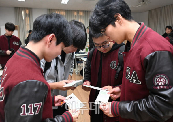 ▲2026학년도 대학수학능력시험을 하루 앞둔 12일 서울 종로구 중앙고등학교에서 고3 수험생들이 수험표를 살펴보고 있다. 조현호 기자 hyunho@