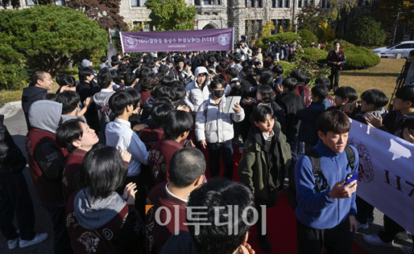 ▲2026학년도 대학수학능력시험을 하루 앞둔 12일 서울 종로구 중앙고등학교에서 열린 장행식에서 고3 수험생들이 후배들의 격려를 받으며 교정을 나서고 있다. 조현호 기자 hyunho@