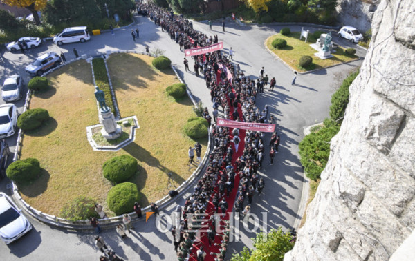 ▲2026학년도 대학수학능력시험을 하루 앞둔 12일 서울 종로구 중앙고등학교에서 열린 장행식에서 고3 수험생들이 후배들의 격려를 받으며 교정을 나서고 있다. 조현호 기자 hyunho@