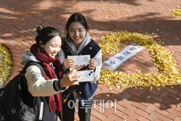 ▲2026학년도 대학수학능력시험을 하루 앞둔 12일 서울 중구 이화여고에서 수험생들이 수험표를 들고 셀카를 찍고 있다. 조현호 기자 hyunho@