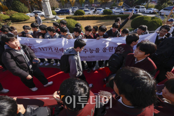 ▲2026학년도 대학수학능력시험을 하루 앞둔 12일 서울 종로구 중앙고등학교에서 열린 장행식에서 고3 수험생들이 후배들의 격려를 받으며 교정을 나서고 있다. 조현호 기자 hyunho@