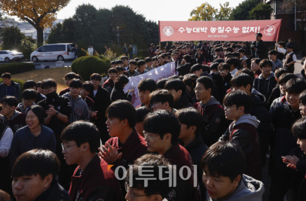 ▲2026학년도 대학수학능력시험을 하루 앞둔 12일 서울 종로구 중앙고등학교에서 열린 장행식에서 고3 수험생들이 후배들의 격려를 받으며 교정을 나서고 있다. 조현호 기자 hyunho@