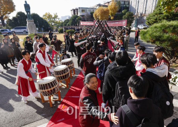▲2026학년도 대학수학능력시험을 하루 앞둔 12일 서울 종로구 중앙고등학교에서 열린 장행식에서 고3 수험생들이 후배들의 격려를 받으며 교정을 나서고 있다. 조현호 기자 hyunho@