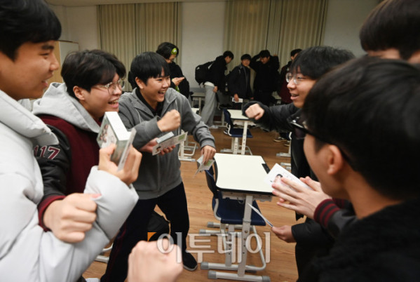 ▲2026학년도 대학수학능력시험을 하루 앞둔 12일 서울 종로구 중앙고등학교에서 고3 수험생들이 수험표를 배부받은 뒤 화이팅을 외치고 있다. 조현호 기자 hyunho@