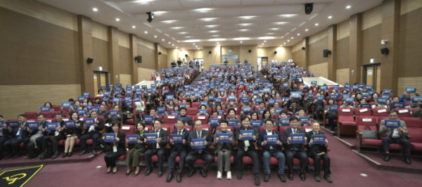 ▲국회의원회관 대회의실을 가득 메운 참석자들이 “요양보호사는 아줌마가 아닌 전문가”라는 내용의 팻말을 들고 처우 개선을 촉구하고 있다. (대한요양보호사협회 제공)