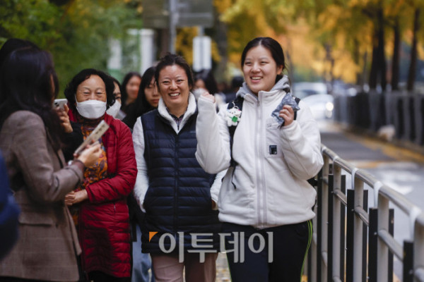 ▲2026학년도 대학수학능력시험일인 13일 서울 영등포구 여의도여자고등학교에 마련된 시험장에서 수험생들이 시험장에 들어서고 있다. 조현호 기자 hyunho@