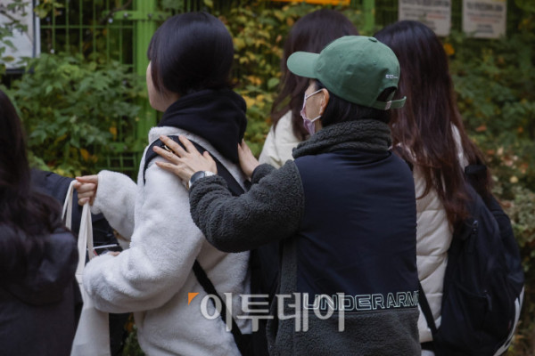 ▲2026학년도 대학수학능력시험일인 13일 서울 영등포구 여의도여자고등학교에 마련된 시험장 앞에서 수험생 가족이 수험생을 응원하고 있다. 조현호 기자 hyunho@