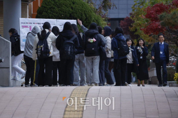 ▲2026학년도 대학수학능력시험일인 13일 서울 영등포구 여의도여자고등학교에 마련된 시험장에서 수험생들이 시험장에 들어서고 있다. 조현호 기자 hyunho@