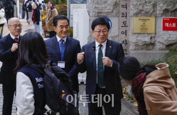 ▲2026학년도 대학수학능력시험일인 13일 서울 영등포구 여의도여자고등학교에 마련된 시험장에서 최교진 교육부 장관이 수험생들을 응원하고 있다. 조현호 기자 hyunho@