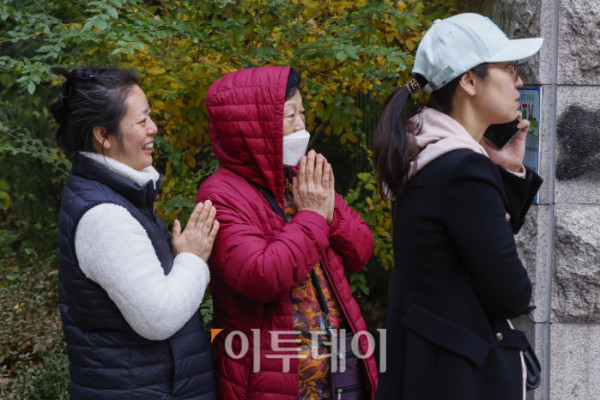 ▲2026학년도 대학수학능력시험일인 13일 서울 영등포구 여의도여자고등학교에 마련된 시험장에서 수험생 가족들이 손을 모아 기도를 하고 있다. 조현호 기자 hyunho@
