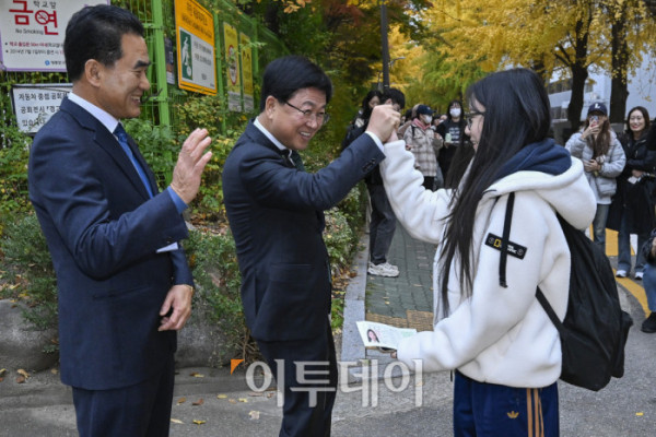 ▲2026학년도 대학수학능력시험일인 13일 서울 영등포구 여의도여자고등학교에 마련된 시험장에서 최교진 교육부 장관이 수험생들을 응원하고 있다. 조현호 기자 hyunho@