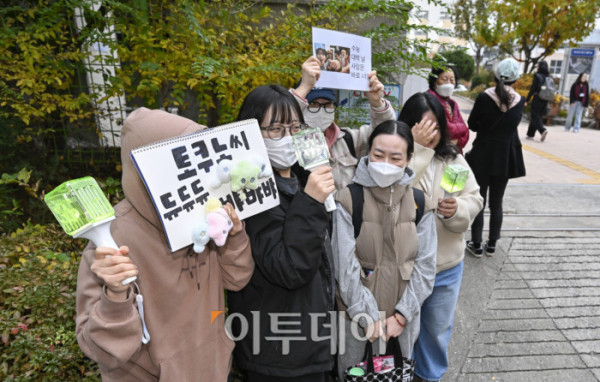 ▲2026학년도 대학수학능력시험일인 13일 서울 영등포구 여의도여자고등학교에 마련된 시험장에서 수험생 친구들이 수험생을 응원하고 있다. 조현호 기자 hyunho@
