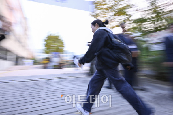▲2026학년도 대학수학능력시험일인 13일 서울 영등포구 여의도여자고등학교에 마련된 시험장에서 수험생들이 시험장에 들어서고 있다. 조현호 기자 hyunho@