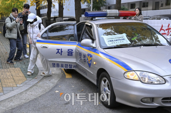 ▲2026학년도 대학수학능력시험일인 13일 서울 영등포구 여의도여자고등학교에 마련된 시험장에서 수험생이 수험생 수송지원차량을 타고 시험장에 도착하고 있다. 조현호 기자 hyunho@