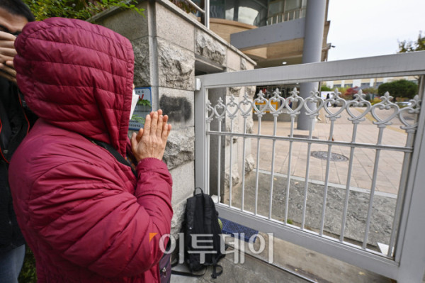 ▲2026학년도 대학수학능력시험일인 13일 서울 영등포구 여의도여자고등학교에 마련된 시험장에서 수험생 가족이 손을 모아 기도를 하고 있다. 조현호 기자 hyunho@