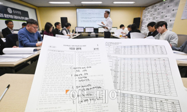 ▲임성호 종로학원 대표와 강사들이 13일 서울 양천구 목동종로학원 2026 종로학원 대입수능 분석 상황실에서 2026학년도 대학수학능력시험 문제분석 회의를 하고 있다. 조현호 기자 hyunho@